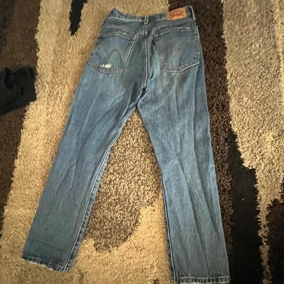Woman’s Levi’s straight, mid rise, holy, Width:24 length:26 - Picture 2 of 5